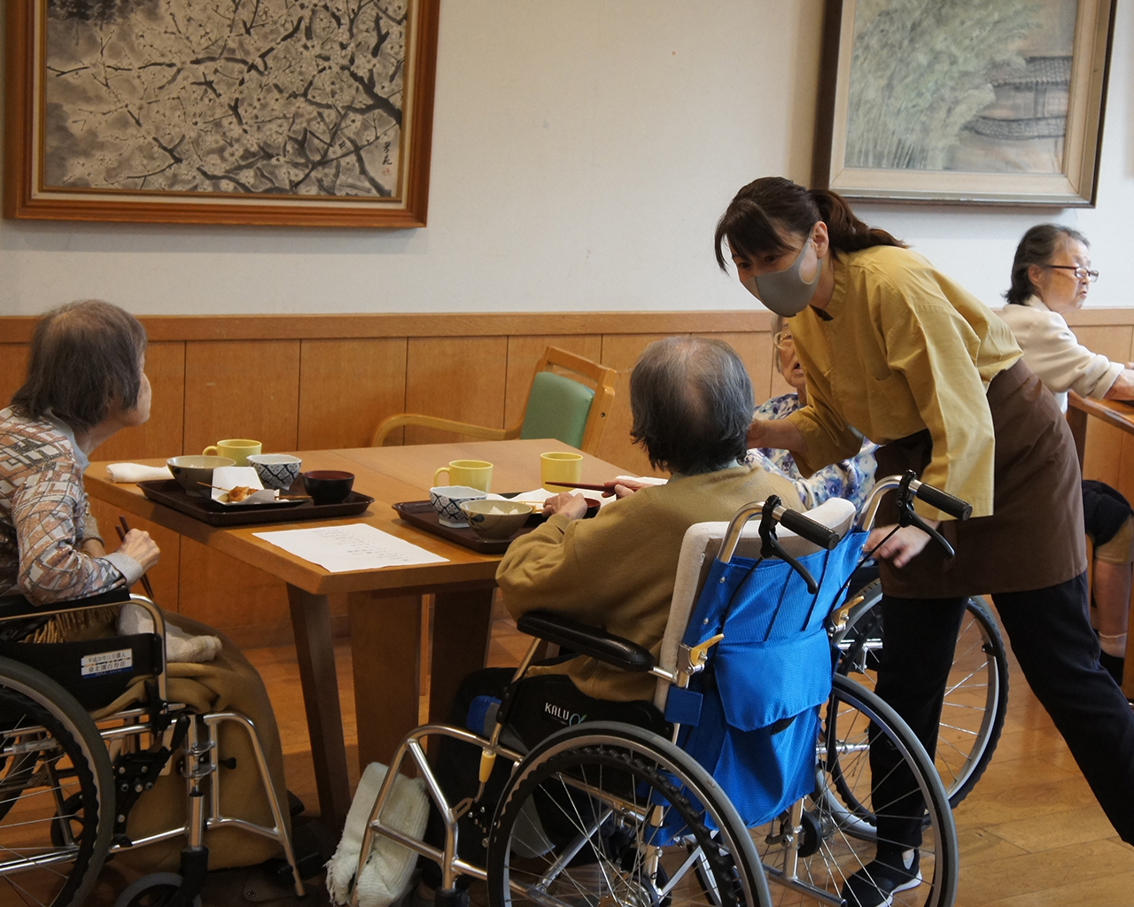 スタッフが介護している様子